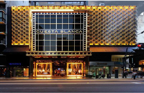 罗城门头设计与商业空间的纽带。