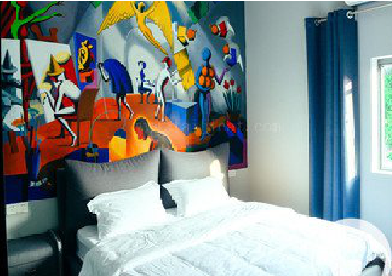 罗城对于酒店的墙体彩绘而言更注重哪些方面？